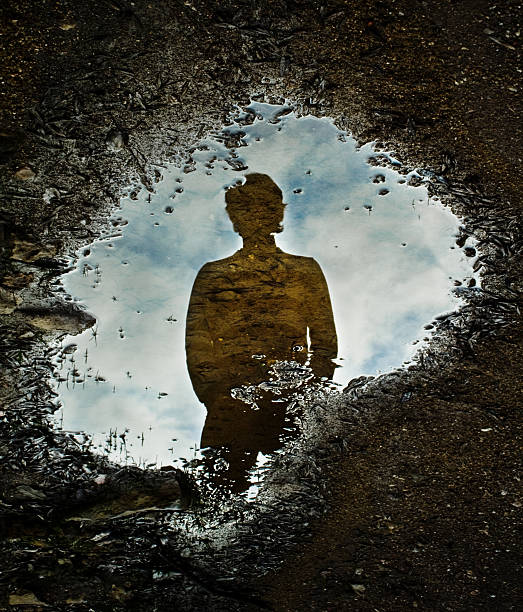 silhouette retrouve sur la flaque - water puddle photos et images de collection