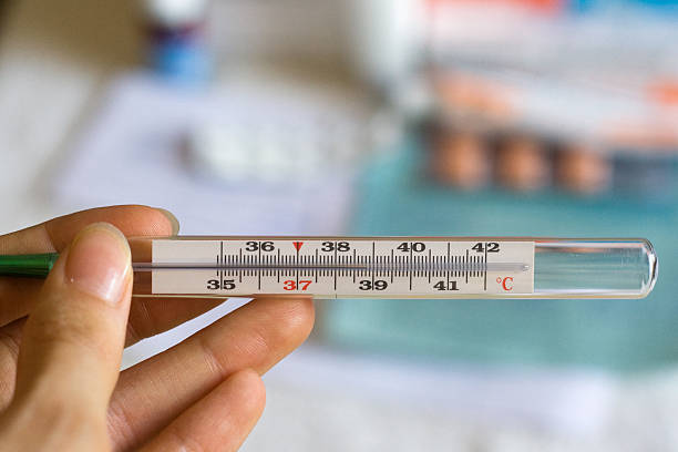 clinique avec un thermomètre la température - thermometer cold fever focus photos et images de collection