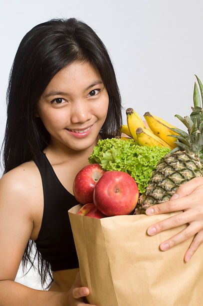 asiatica donna con sana frutta e verdura - thai cuisine asian cuisine vertical close up foto e immagini stock