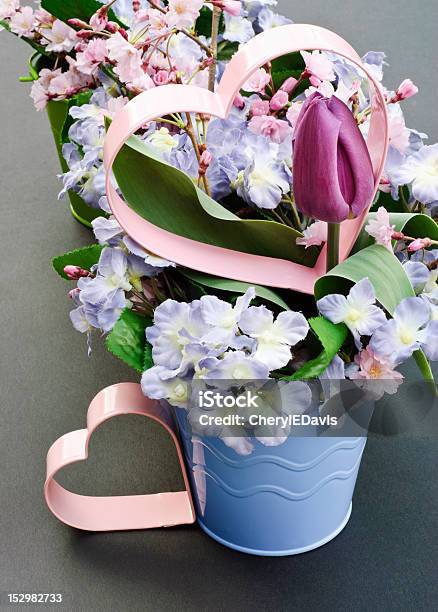 Bouquet Primaverile Con Cuori - Fotografie stock e altre immagini di Amore - Amore, Bellezza naturale, Blu