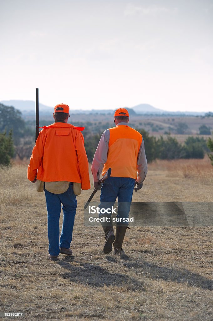 Due cacciatori in un campo - Foto stock royalty-free di Adulto