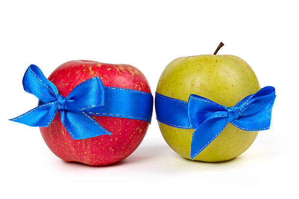 verde e rosso con nastri di blu mele - gift apple ribbon fruit foto e immagini stock