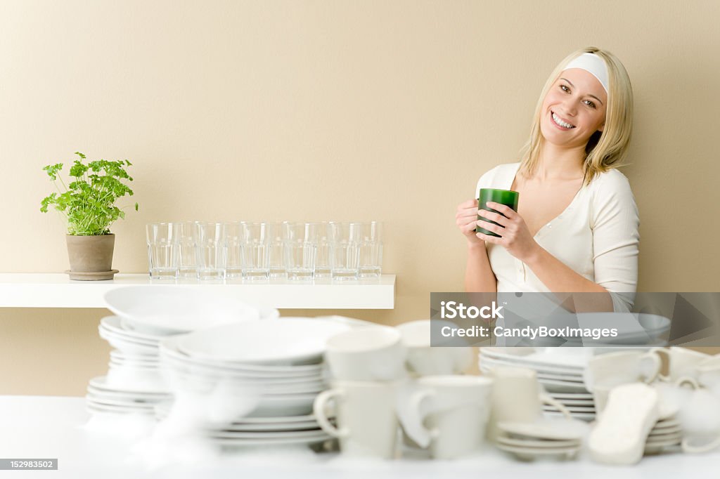 Moderna cocina-mujer feliz lavar los platos - Foto de stock de Adulto libre de derechos