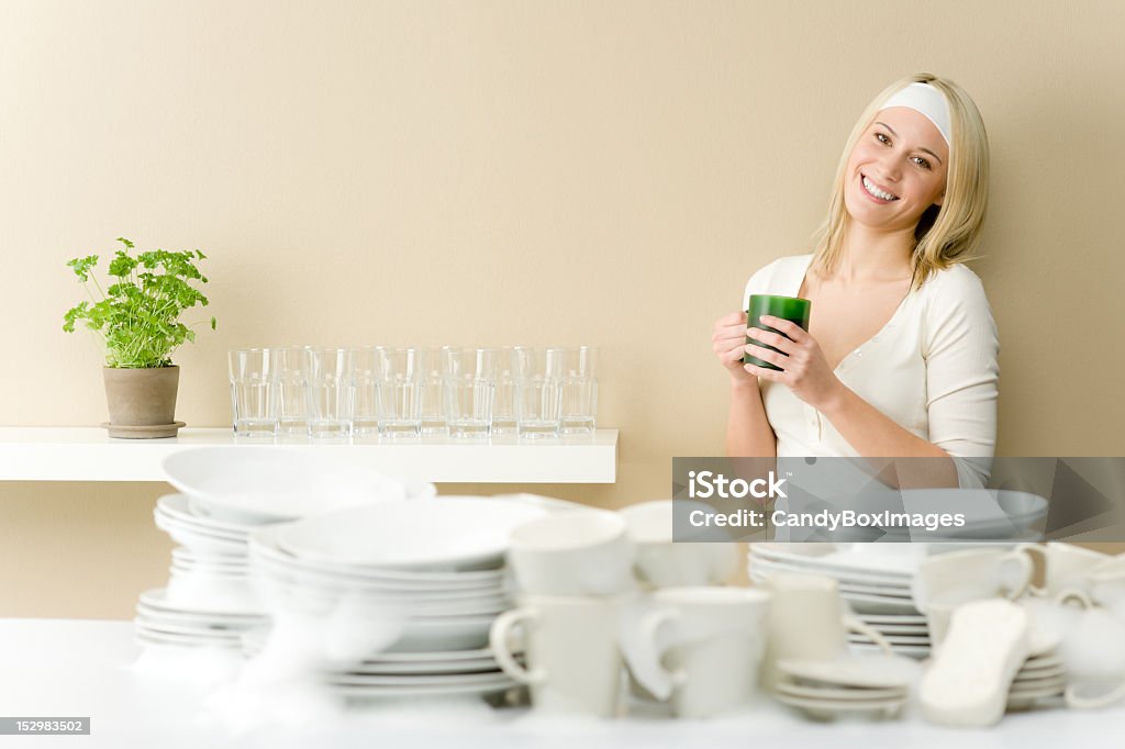 Cuisine moderne-femme Faire la vaisselle heureux - Photo de Adulte libre de droits