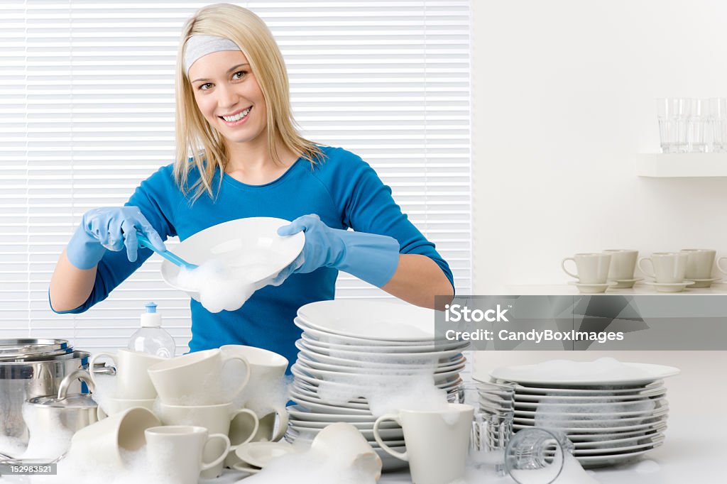 Moderna cocina-mujer feliz lavar los platos - Foto de stock de Adulto libre de derechos