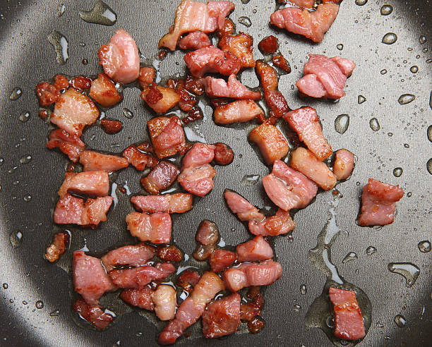 friendo panceta tocino - pancetta fotografías e imágenes de stock