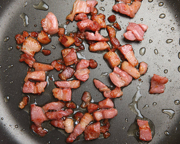 fritando pancetta bacon - pancetta - fotografias e filmes do acervo
