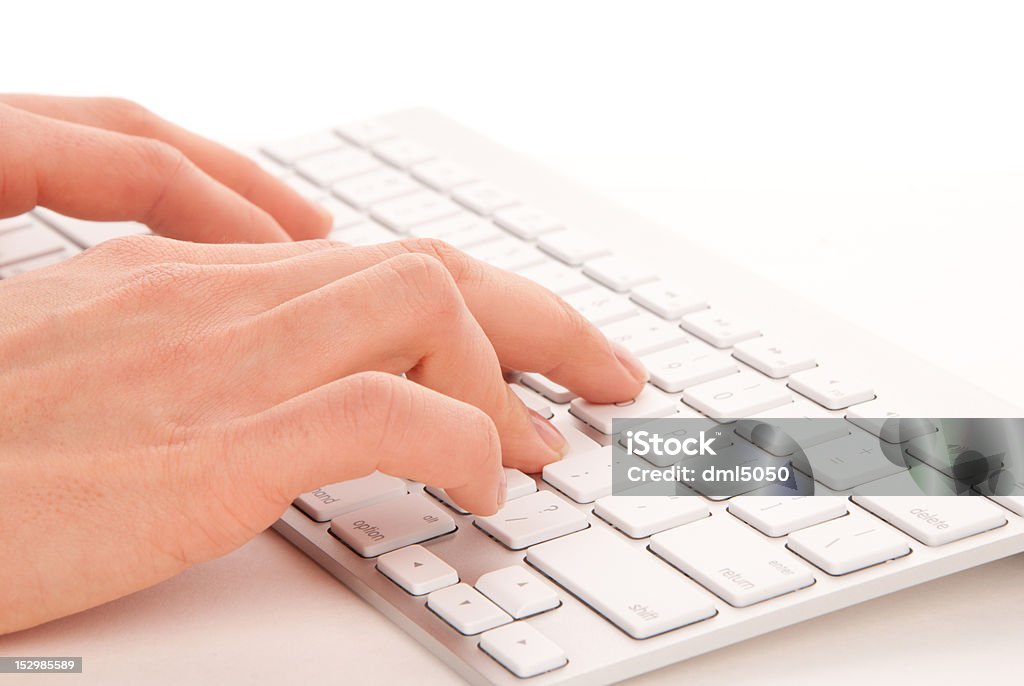 Mani digitando sulla tastiera del computer remoto wireless - Foto stock royalty-free di Affari