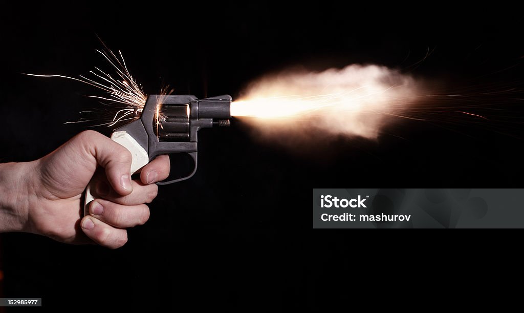 Пистолет стрельба - Стоковые фото Горизонтальный роялти-фри
