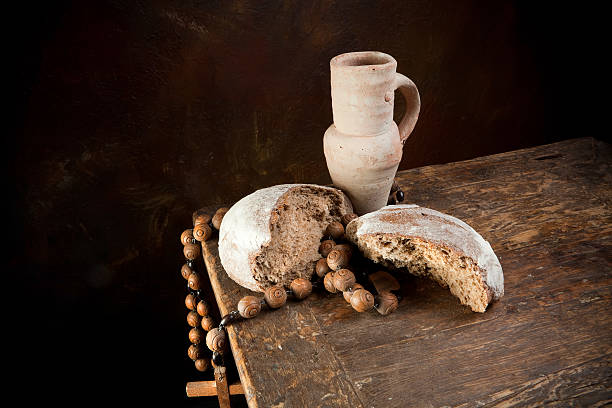 rosary и вино кувшин - communion table стоковые фото и изображения