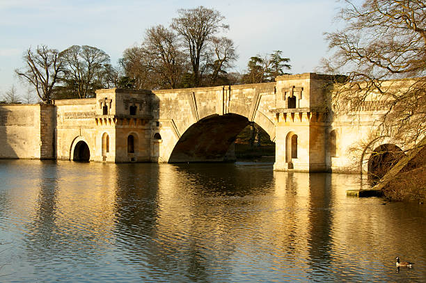 grand bridge, blenheim palace - blenheim stock-fotos und bilder