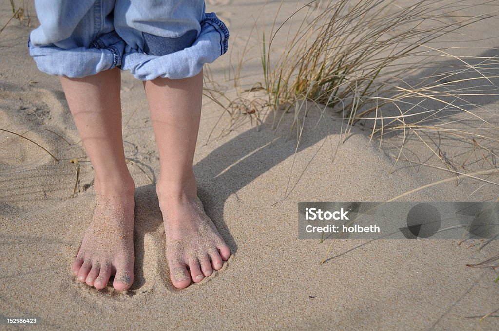 Sandy ребенка ноги на пляже - Стоковые фото В воде роялти-фри