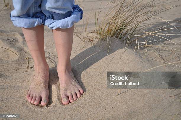 Sandy Ребенка Ноги На Пляже — стоковые фотографии и другие картинки В воде - В воде, Веселье, Горизонтальный