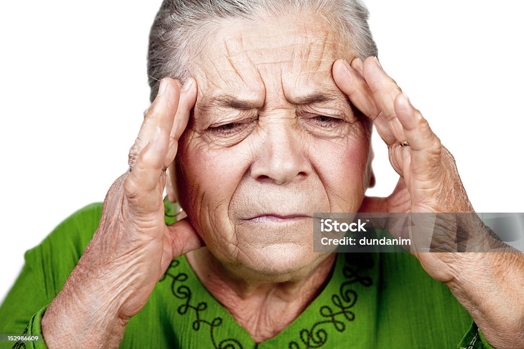 Stary Starszy kobieta na migreny ani ból głowy - Zbiór zdjęć royalty-free (Białe tło)
