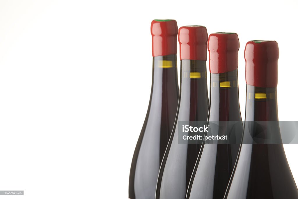 Cuatro botellas de vino tinto - Foto de stock de Vino tinto libre de derechos