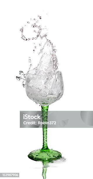 Acqua Schizzare In Un Bicchiere - Fotografie stock e altre immagini di Bibita - Bibita, Bicchiere, Composizione verticale