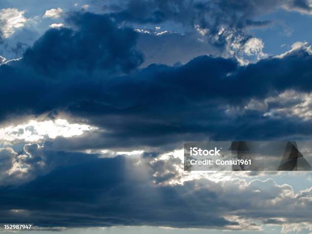 Cielo Dramático Foto de stock y más banco de imágenes de Aire libre - Aire libre, Belleza de la naturaleza, Cielo dramático