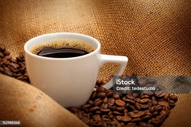 Czarny Na Białym Tle Filiżanki Espresso - zdjęcia stockowe i więcej obrazów Bez ludzi - Bez ludzi, Brązowy, Czarna kawa
