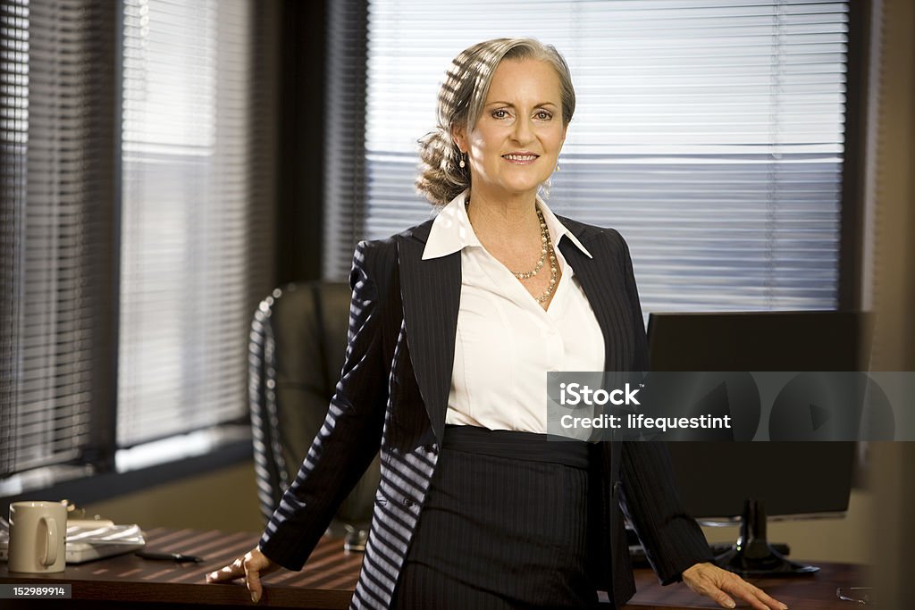 Mittleren Alter Geschäftsfrau im Büro - Lizenzfrei Aktiver Senior Stock-Foto