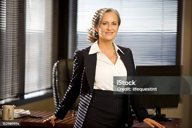 Mittleren Alter Geschäftsfrau Im Büro Stockfoto und mehr Bilder von Aktiver Senior - Aktiver Senior, Alter Erwachsener, Arbeitende Rentner