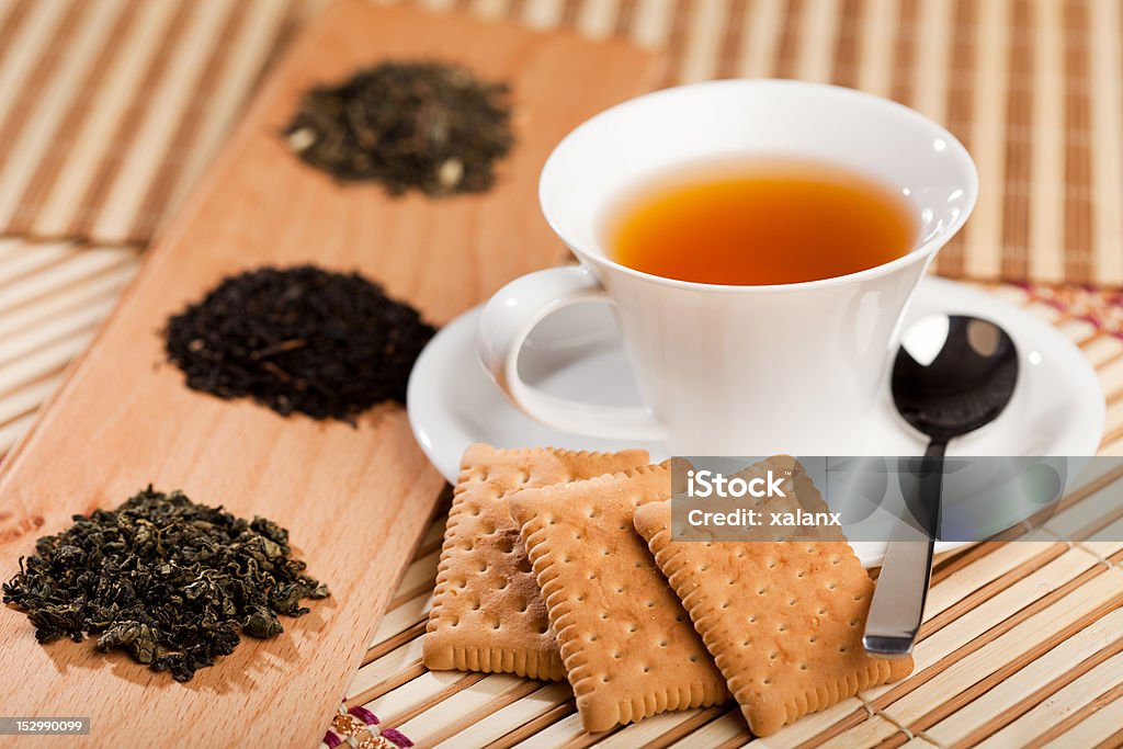 Tasse Tee und getrocknete Blätter - Lizenzfrei Schwarzer Tee Stock-Foto