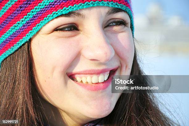 Foto de Closeup Retrato De Menina Sorridente e mais fotos de stock de Adolescente - Adolescente, Adolescentes Meninas, Adulto