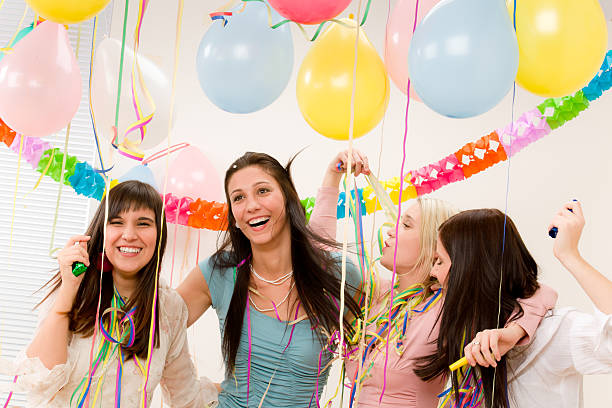 Celebração de festa de aniversário de quatro mulher com Confete Divirta-se - foto de acervo