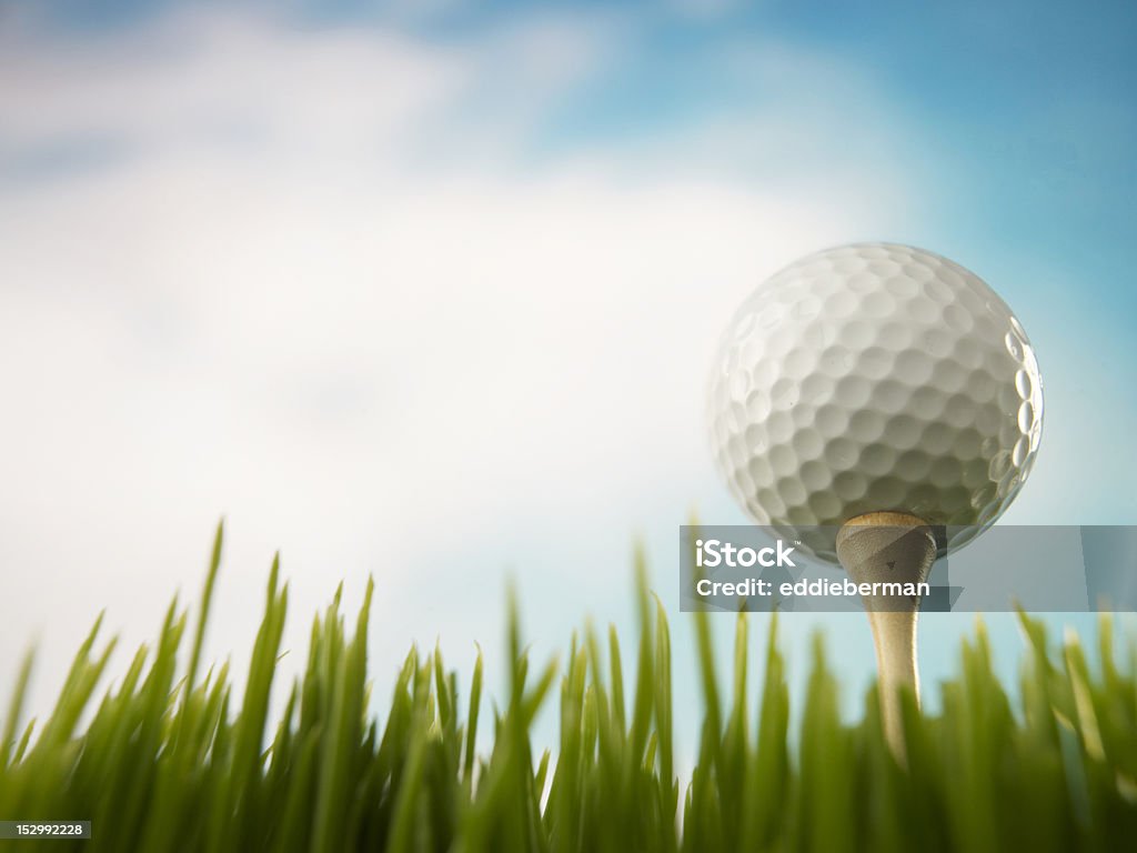 Мяч для гольфа на футболке - Стоковые фото Колышек роялти-фри