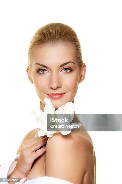 Schönen Blonden Frau Mit Weißen Seerose Blume Stockfoto und mehr Bilder von Aromatherapie - Aromatherapie, Attraktive Frau, Blau