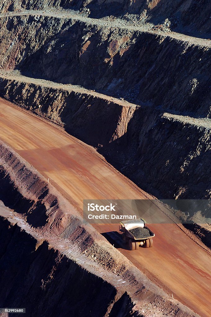 Camion trasportare in un minesite Minerale di trasporto - Foto stock royalty-free di Industria mineraria