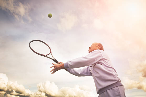 シニアテニスプレーヤー - tennis serving men court ストックフォトと画像