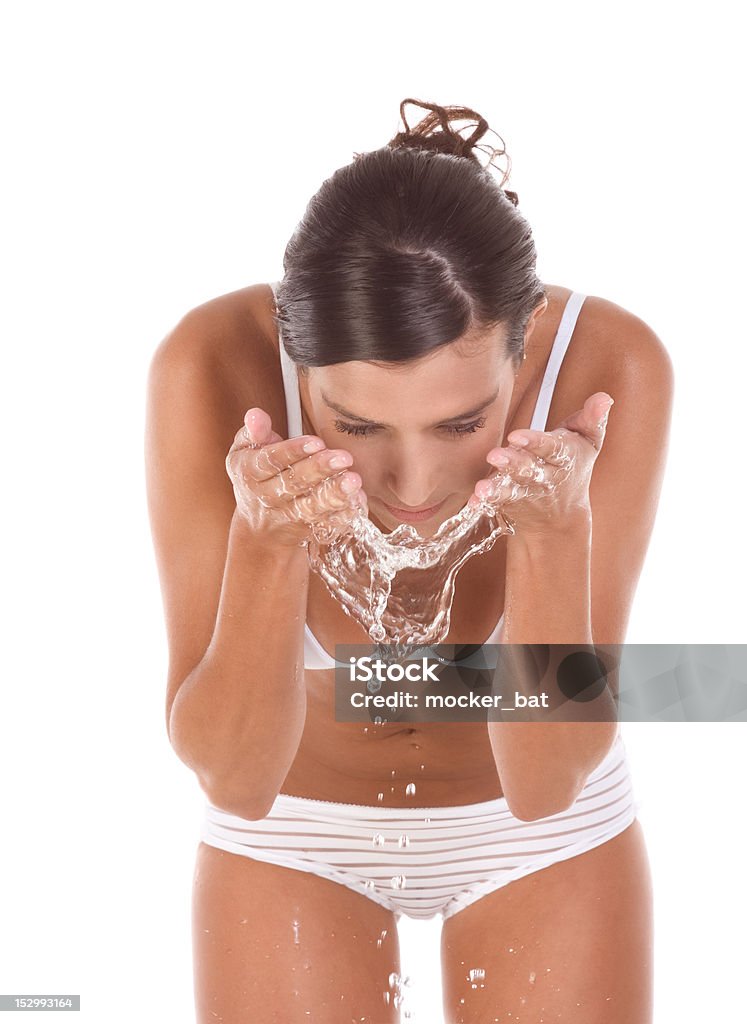 Junge Frau wäscht Ihr Gesicht spielen mit Wasser - Lizenzfrei 25-29 Jahre Stock-Foto