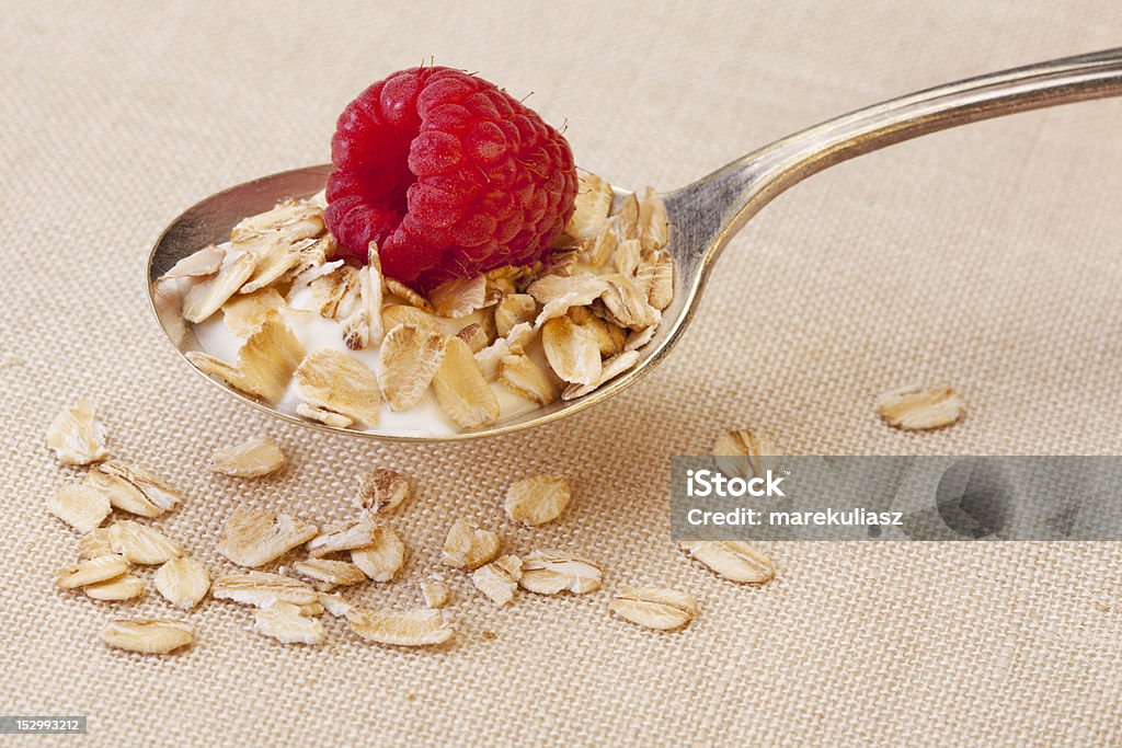 Cuchara de cereales con frambuesa - Foto de stock de Alimento libre de derechos