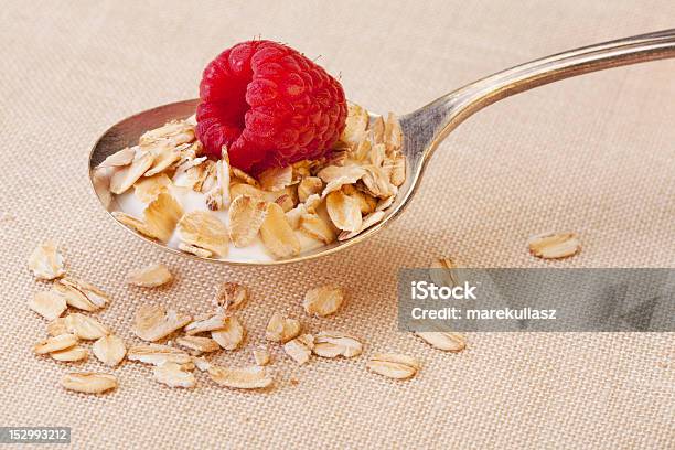 Cuchara De Cereales Con Frambuesa Foto de stock y más banco de imágenes de Alimento - Alimento, Avena - Cereal de desayuno, Bebida