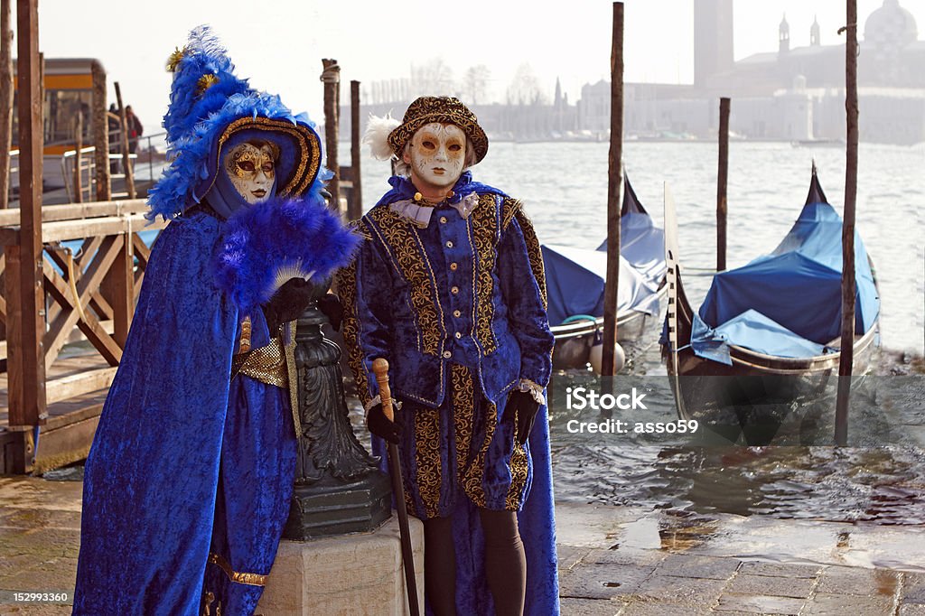 Pareja con traje de carnaval de venecia - Foto de stock de Agua libre de derechos