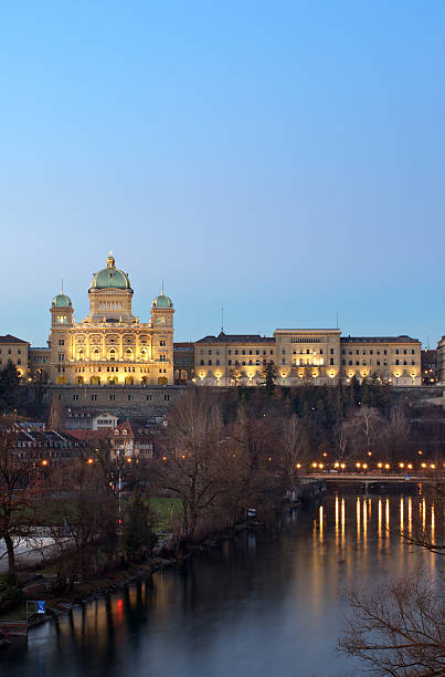 スイス連邦の宮殿で aar 川の夕暮れ - berne the reichstag swiss culture parliament building ストックフォトと画像