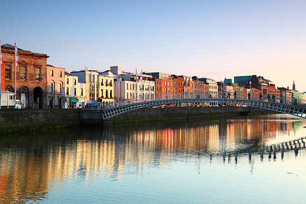 most półpensowy w dublinie - dublin ireland hapenny bridge republic of ireland city zdjęcia i obrazy z banku zdjęć