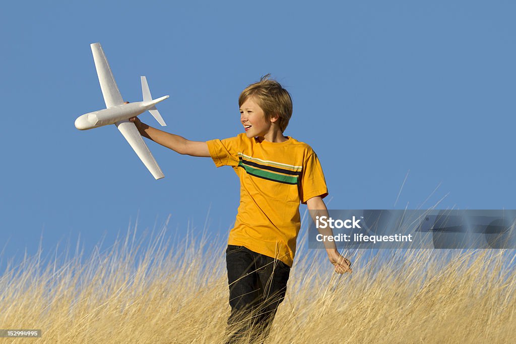 Young Boy フライングトーイグライダー飛行機 - 10歳から11歳のロイヤリティフリーストックフォト
