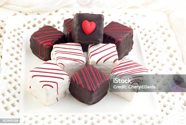 Valentine Petit Fours Stockfoto und mehr Bilder von Dessert - Dessert, Eleganz, Feiertag