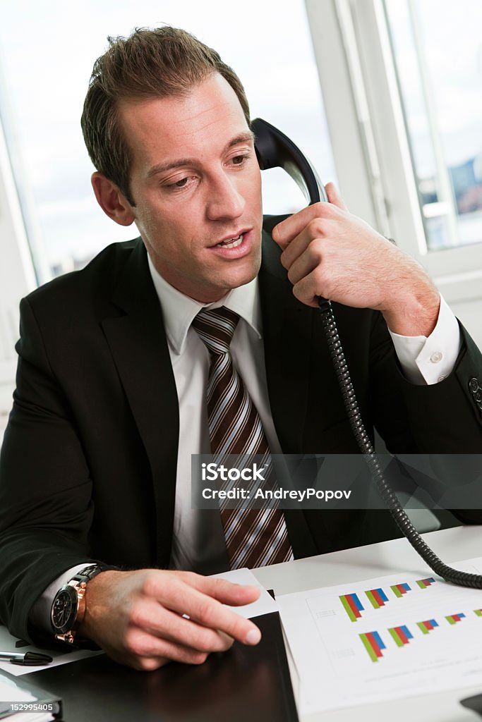 Молодой бизнесмен Говорить по телефону - Стоковые фото Белый роялти-фри