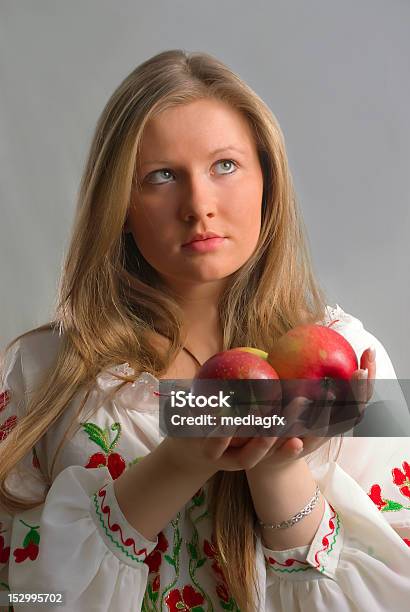 Photo libre de droit de Fille Ukrainienne Avec Des Pommes banque d'images et plus d'images libres de droit de Adolescent - Adolescent, Adulte, Beauté