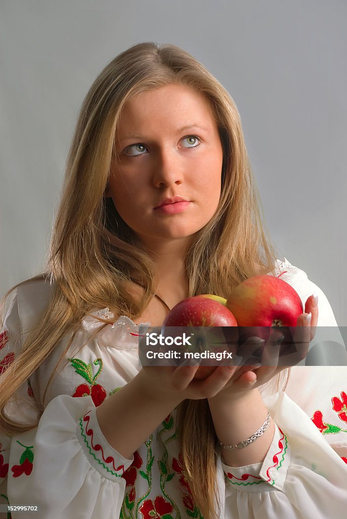 Ucraniano garota com maçãs - Foto de stock de Adolescente royalty-free