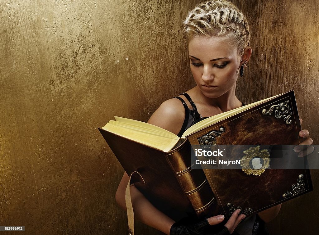 Dampfbad punk-Mädchen mit einem Buch - Lizenzfrei Frauen Stock-Foto