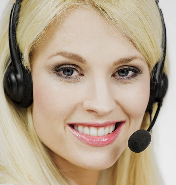 femme blonde telephonist - hotel reception customer service representative headset receptionist photos et images de collection