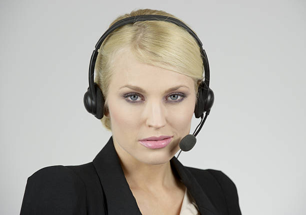 femme blonde telephonist - hotel reception customer service representative headset receptionist photos et images de collection