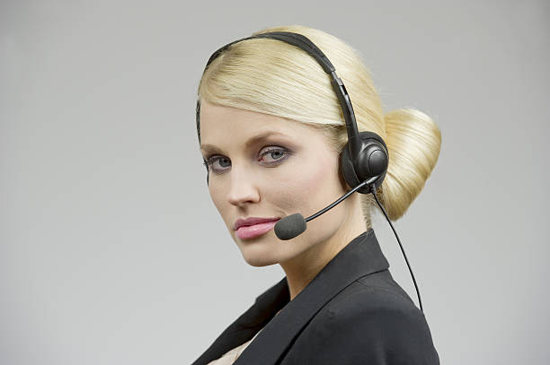 femme blonde telephonist - hotel reception customer service representative headset receptionist photos et images de collection