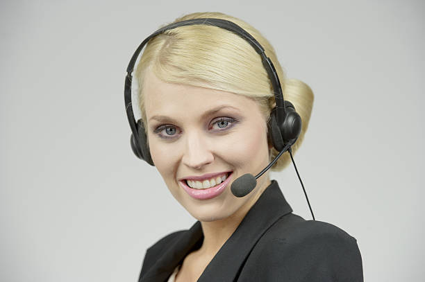 femme blonde telephonist - hotel reception customer service representative headset receptionist photos et images de collection