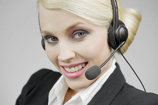 femme blonde telephonist - hotel reception customer service representative headset receptionist photos et images de collection