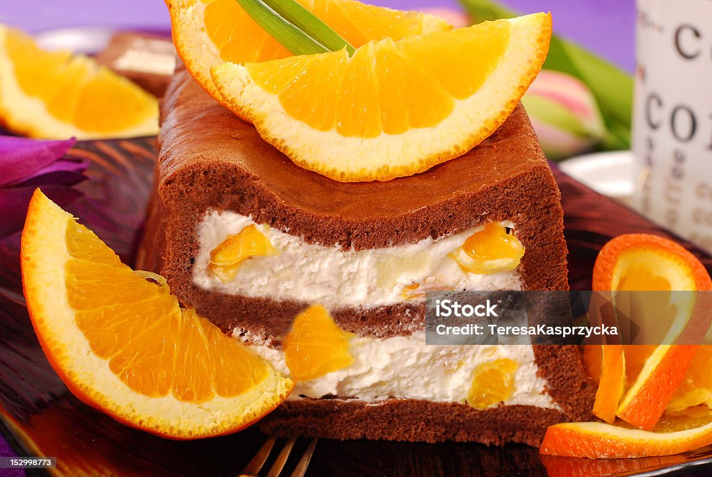 Schokolade Kuchen mit Sahne und Orangen - Lizenzfrei Aufschäumen Stock-Foto