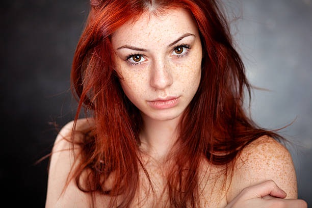 Retrato de hermosa mujer con pelo rojo y de pecas - foto de stock